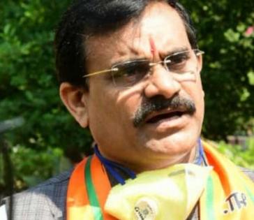 Congress, BJP trade barbs over fertiliser 'shortage' in Madhya Pradesh | Congress, BJP trade barbs over fertiliser 'shortage' in Madhya Pradesh