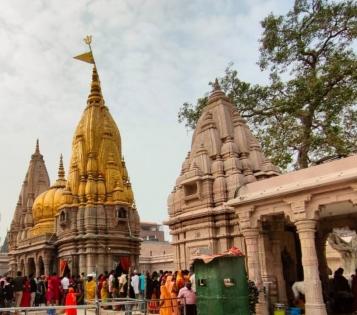 Scuffle breaks out in Kashi Vishwanath temple over darshan | Scuffle breaks out in Kashi Vishwanath temple over darshan