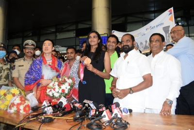 Double Olympic medalist Sindhu arrives in Hyd to rousing welcome | Double Olympic medalist Sindhu arrives in Hyd to rousing welcome