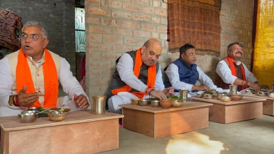 Amit Shah has lunch with refugee family in West Bengal | Amit Shah has lunch with refugee family in West Bengal