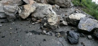 Srinagar-Jammu national highway shut after heavy rain, shooting stones | Srinagar-Jammu national highway shut after heavy rain, shooting stones
