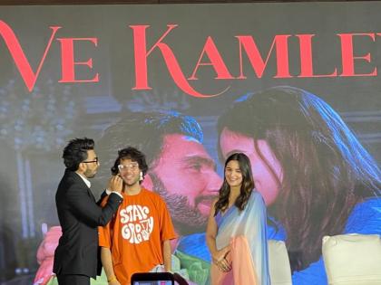 'Bhabhi khush hogi', says Ranveer as fan gifts him earrings | 'Bhabhi khush hogi', says Ranveer as fan gifts him earrings 'Bhabhi khush hogi', says Ranveer as fan gifts him earrings | 'Bhabhi khush hogi', says Ranveer as fan gifts him earrings