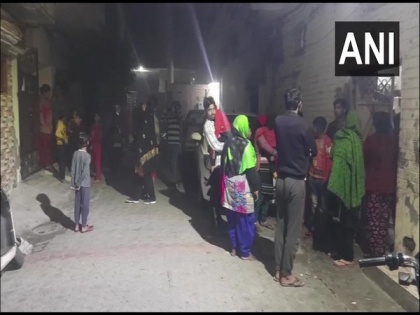 People rush out of their houses after tremors felt in North India | People rush out of their houses after tremors felt in North India