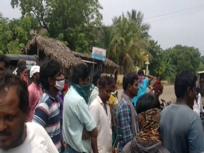 Flood victims stage protest in front of Tehsildar office in Andhra's East Godavari | Flood victims stage protest in front of Tehsildar office in Andhra's East Godavari