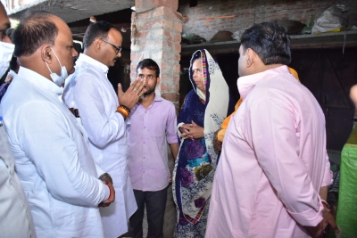 UP Minister visits families of dead BJP workers in Lakhimpur Kheri | UP Minister visits families of dead BJP workers in Lakhimpur Kheri