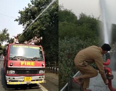 Amid rising pollution, Delhi Fire Service starts sprinkling water at 13 hotspots | Amid rising pollution, Delhi Fire Service starts sprinkling water at 13 hotspots Amid rising pollution, Delhi Fire Service starts sprinkling water at 13 hotspots | Amid rising pollution, Delhi Fire Service starts sprinkling water at 13 hotspots