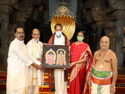 VP Venkaiah Naidu offers prayers at Lord Balaji temple in Tirumala | VP Venkaiah Naidu offers prayers at Lord Balaji temple in Tirumala