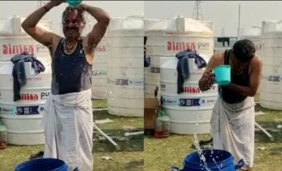DJB Director takes bath in Yamuna water amid BJP's toxic chemical claim | DJB Director takes bath in Yamuna water amid BJP's toxic chemical claim