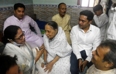 Politics of Compassion: Mamata meets Rizwanur's mother, Md Salim calls on Anis Khan’s father | Politics of Compassion: Mamata meets Rizwanur's mother, Md Salim calls on Anis Khan’s father Politics of Compassion: Mamata meets Rizwanur's mother, Md Salim calls on Anis Khan’s father | Politics of Compassion: Mamata meets Rizwanur's mother, Md Salim calls on Anis Khan’s father