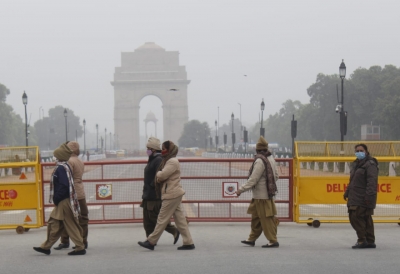 Mercury dips in Delhi, air still 'very poor' | Mercury dips in Delhi, air still 'very poor'