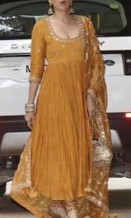 Ranbir-Alia wedding: Karisma Kapoor flaunts mehendi | Ranbir-Alia wedding: Karisma Kapoor flaunts mehendi