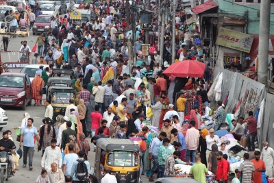 Eid eve shopping reaches feverish pitch in Srinagar | Eid eve shopping reaches feverish pitch in Srinagar Eid eve shopping reaches feverish pitch in Srinagar | Eid eve shopping reaches feverish pitch in Srinagar