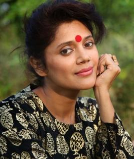 Karuna Pandey learns to weave for her on-screen character | Karuna Pandey learns to weave for her on-screen character