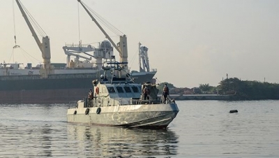 SL Navy arrests 15 Indian fishermen | SL Navy arrests 15 Indian fishermen