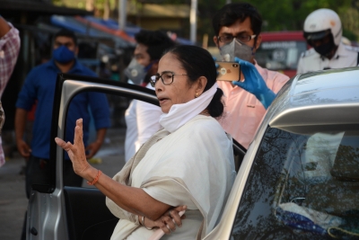 What can I do if there is no bread? Have handmade rotis instead: Mamata | What can I do if there is no bread? Have handmade rotis instead: Mamata