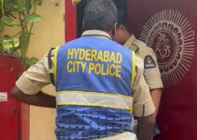 Drunk policeman creates ruckus in Telangana | Drunk policeman creates ruckus in Telangana