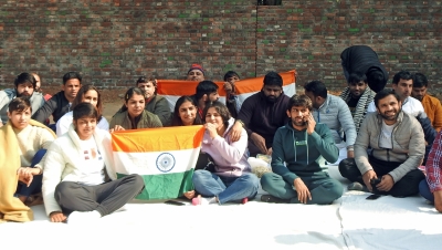 Bajrang, Sakshi, Vinesh, and protesting wrestlers spend night at a temple, eat prasad for breakfast, leave for Jantar Mantar again | Bajrang, Sakshi, Vinesh, and protesting wrestlers spend night at a temple, eat prasad for breakfast, leave for Jantar Mantar again Bajrang, Sakshi, Vinesh, and protesting wrestlers spend night at a temple, eat prasad for breakfast, leave for Jantar Mantar again | Bajrang, Sakshi, Vinesh, and protesting wrestlers spend night at a temple, eat prasad for breakfast, leave for Jantar Mantar again