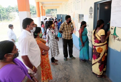 Voting begins for by-elections in K'taka | Voting begins for by-elections in K'taka