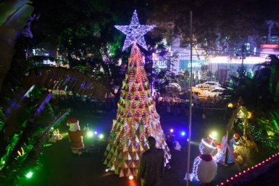 30-ft tall Christmas tree adds to year-end glitter of Park Street in Kolkata | 30-ft tall Christmas tree adds to year-end glitter of Park Street in Kolkata