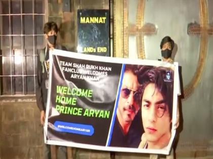 SRK fans gather outside Mannat to celebrate after Aryan Khan gets bail in drugs case | SRK fans gather outside Mannat to celebrate after Aryan Khan gets bail in drugs case