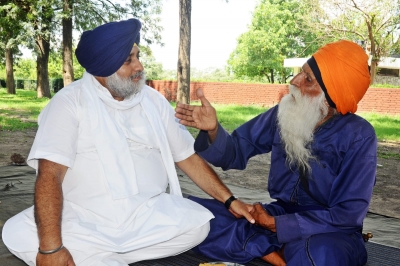 Sukhbir interacts with elderly protester to support farmers cause | Sukhbir interacts with elderly protester to support farmers cause