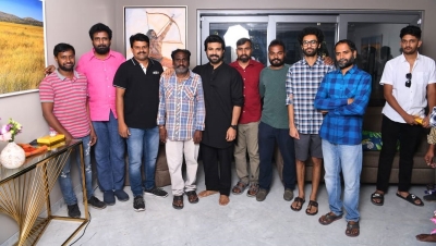 Ram Charan gifts gold coins to 35 technicians from 'RRR' unit | Ram Charan gifts gold coins to 35 technicians from 'RRR' unit Ram Charan gifts gold coins to 35 technicians from 'RRR' unit | Ram Charan gifts gold coins to 35 technicians from 'RRR' unit