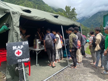 Army rescues 300 more stranded tourists in Sikkim | Army rescues 300 more stranded tourists in Sikkim
