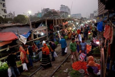 Crowds flock in Dhaka as B'desh govt eases some restrictions | Crowds flock in Dhaka as B'desh govt eases some restrictions