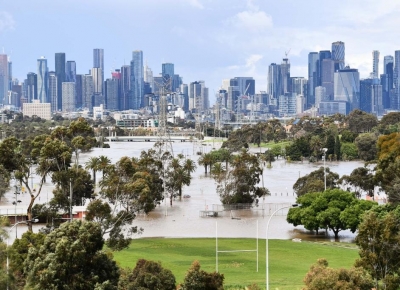 Torrential rain cause travel disruption at Australia's holiday hotspots | Torrential rain cause travel disruption at Australia's holiday hotspots
