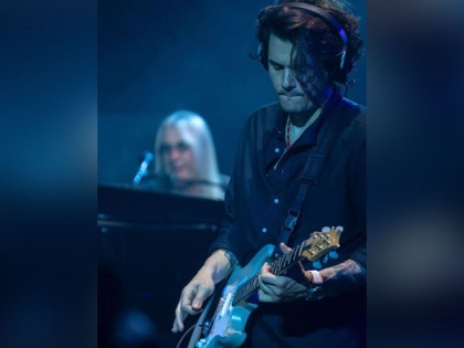 John Mayer halts LA concert to help out distressed fan | John Mayer halts LA concert to help out distressed fan