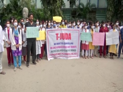 Junior doctors stage protest at Osmania Medical College over non-conduct of NEET-PG counselling | Junior doctors stage protest at Osmania Medical College over non-conduct of NEET-PG counselling