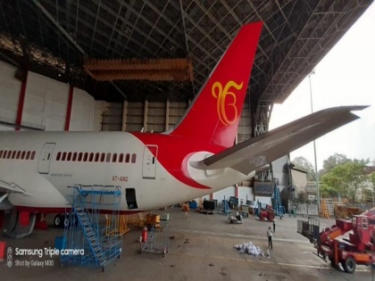 Air India paints 'Ek Onkar' symbol on aircraft to commemorate 550th Gurupurab | Air India paints 'Ek Onkar' symbol on aircraft to commemorate 550th Gurupurab