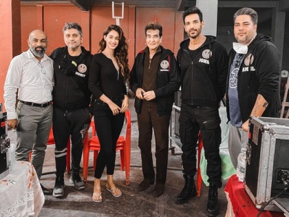 Jeetendra Kapoor bonds with 'Ek Villain Returns' team, gives his blessings | Jeetendra Kapoor bonds with 'Ek Villain Returns' team, gives his blessings