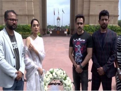 Emraan Hashmi pays tribute to bravehearts at Amar Jawan Jyoti in Delhi | Emraan Hashmi pays tribute to bravehearts at Amar Jawan Jyoti in Delhi