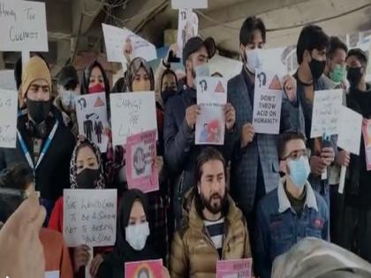J-K: People stage protest in Srinagar demanding justice for acid-attack victim | J-K: People stage protest in Srinagar demanding justice for acid-attack victim J-K: People stage protest in Srinagar demanding justice for acid-attack victim | J-K: People stage protest in Srinagar demanding justice for acid-attack victim