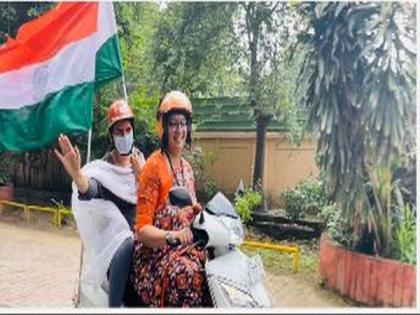 Smriti Irani drops ministerial colleague to office on scooty; posts video | Smriti Irani drops ministerial colleague to office on scooty; posts video