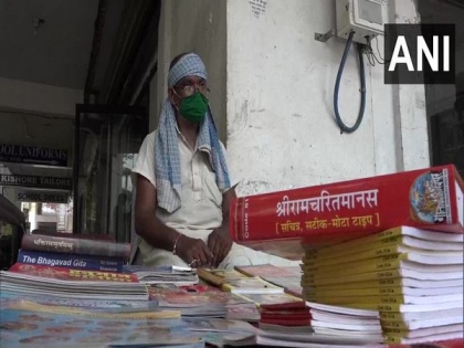 Specially-abled bookseller in Agra faces hardship due to COVID-19 | Specially-abled bookseller in Agra faces hardship due to COVID-19