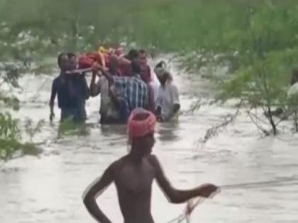 Virudhanagar: Villagers carry body of person through flooded river | Virudhanagar: Villagers carry body of person through flooded river