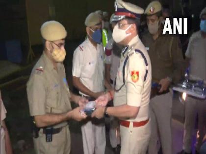 Delhi police commissioner visits several places, distributes sweets among personnel | Delhi police commissioner visits several places, distributes sweets among personnel