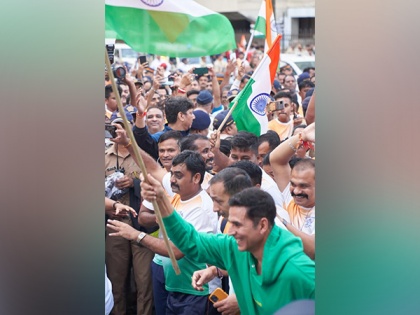 Akshay Kumar, Devendra Fadnavis flag off police personnel car, bike rally in Mumbai | Akshay Kumar, Devendra Fadnavis flag off police personnel car, bike rally in Mumbai