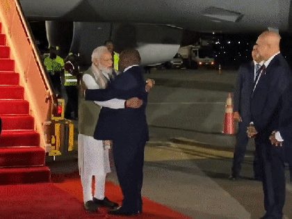 Papua New Guinea PM touches PM Modi's feet on his arrival | Papua New Guinea PM touches PM Modi's feet on his arrival