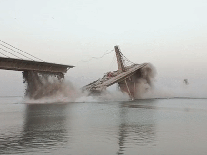 Bihar: Under Construction bridge collapses in Bhagalpur | Bihar: Under Construction bridge collapses in Bhagalpur