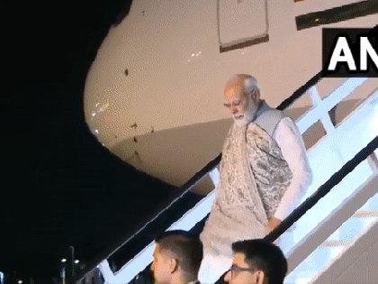 91-year-old among diaspora who arrive in Sydney on 'Modi Airways' to greet PM Modi | 91-year-old among diaspora who arrive in Sydney on 'Modi Airways' to greet PM Modi