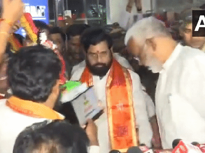 Maharashtra CM Shinde-led Shiv Sainiks arrive Lucknow, to visit Ayodhya temple tomorrow | Maharashtra CM Shinde-led Shiv Sainiks arrive Lucknow, to visit Ayodhya temple tomorrow Maharashtra CM Shinde-led Shiv Sainiks arrive Lucknow, to visit Ayodhya temple tomorrow | Maharashtra CM Shinde-led Shiv Sainiks arrive Lucknow, to visit Ayodhya temple tomorrow