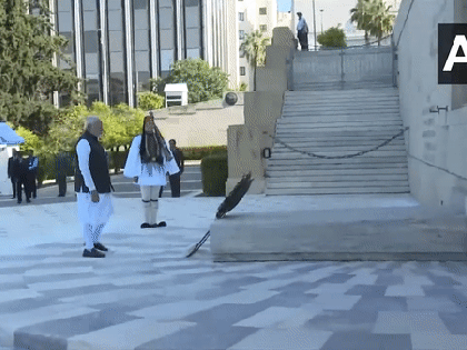 PM Modi lays wreath at Tomb of Unknown Soldier in Athens, receives Guard of Honour | PM Modi lays wreath at Tomb of Unknown Soldier in Athens, receives Guard of Honour PM Modi lays wreath at Tomb of Unknown Soldier in Athens, receives Guard of Honour | PM Modi lays wreath at Tomb of Unknown Soldier in Athens, receives Guard of Honour