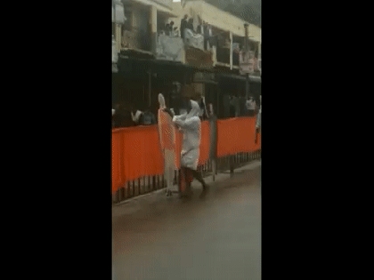 Karnataka man wipes rainwater from cutouts of PM Modi in Devanahalli | Karnataka man wipes rainwater from cutouts of PM Modi in Devanahalli