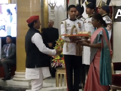Akhilesh receives Padma Vibhushan for his late father Mulayam Singh Yadav | Akhilesh receives Padma Vibhushan for his late father Mulayam Singh Yadav