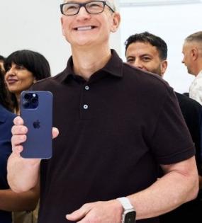 Tim Cook greets first iPhone 14 buyers at iconic NY store | Tim Cook greets first iPhone 14 buyers at iconic NY store