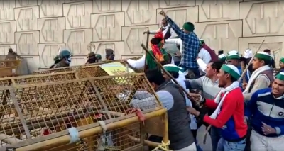 Farmers try to force their way into Delhi at Ghazipur border, stopped | Farmers try to force their way into Delhi at Ghazipur border, stopped