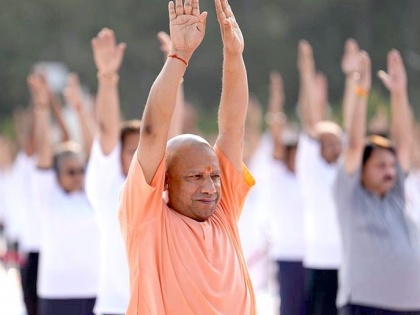 UP Governor performs Yoga in Lucknow, CM in Gorakhpur | UP Governor performs Yoga in Lucknow, CM in Gorakhpur